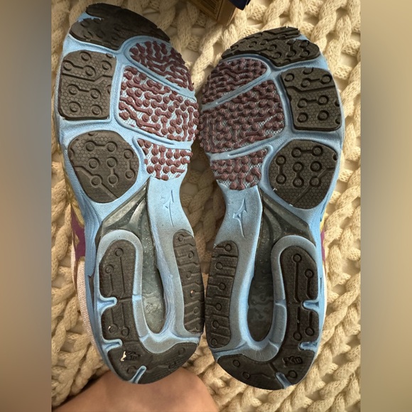 Mizuno running shoe - 9.5 Women’s - Picture 6 of 9